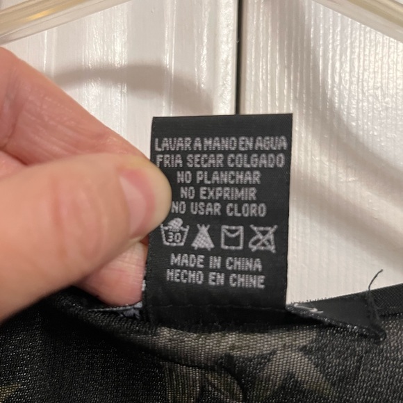 EUC Beautiful top with floral print decorated with sequins and flower buttons - Picture 6 of 6